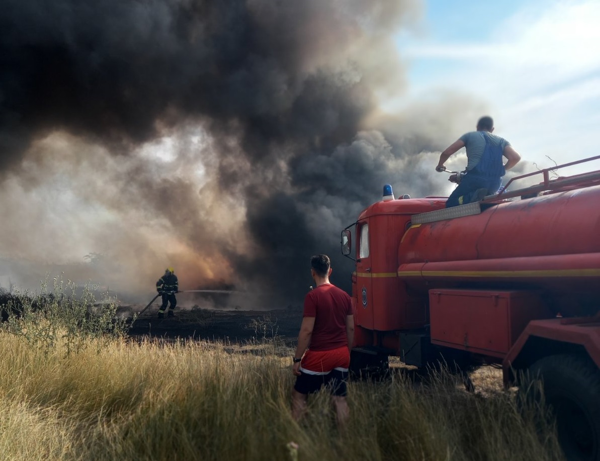 Gori železnička stanica u Crepaji, u toku gašenje požara (FOTO)