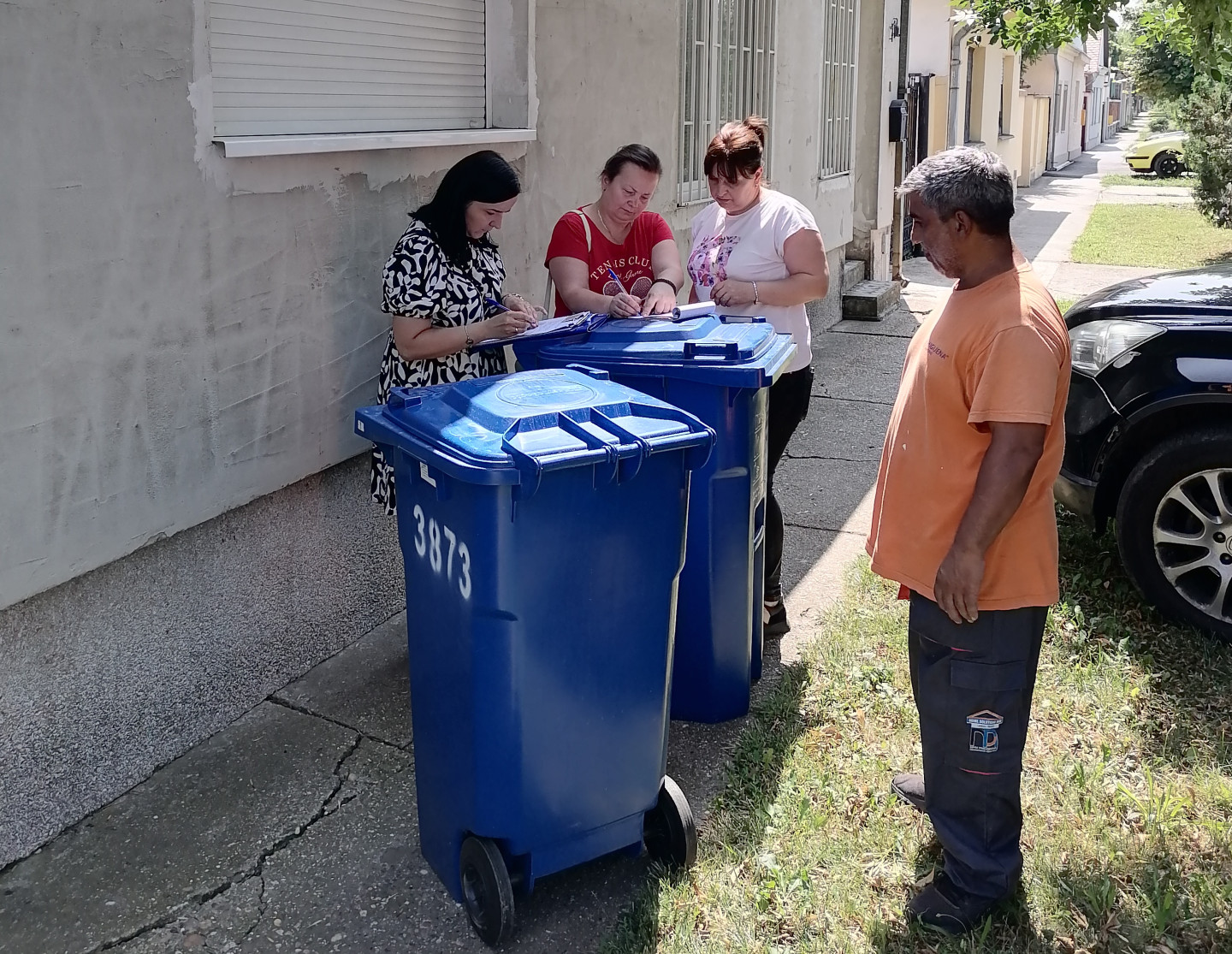 Higijena Pančevo isporučuje plave kante za reciklabilni otpad stanovnicima Vojlovice